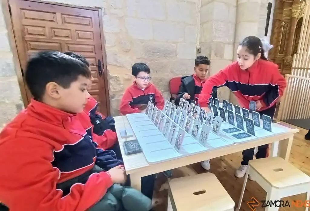 Alumnado en la Iglesia de San Isidoro disfrutando de una de las actividades