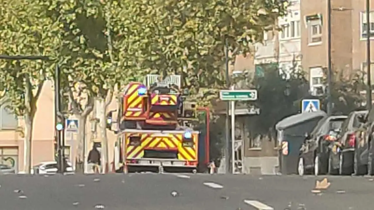 Bomberos actúan para abrir una puerta en el centro de Zamora