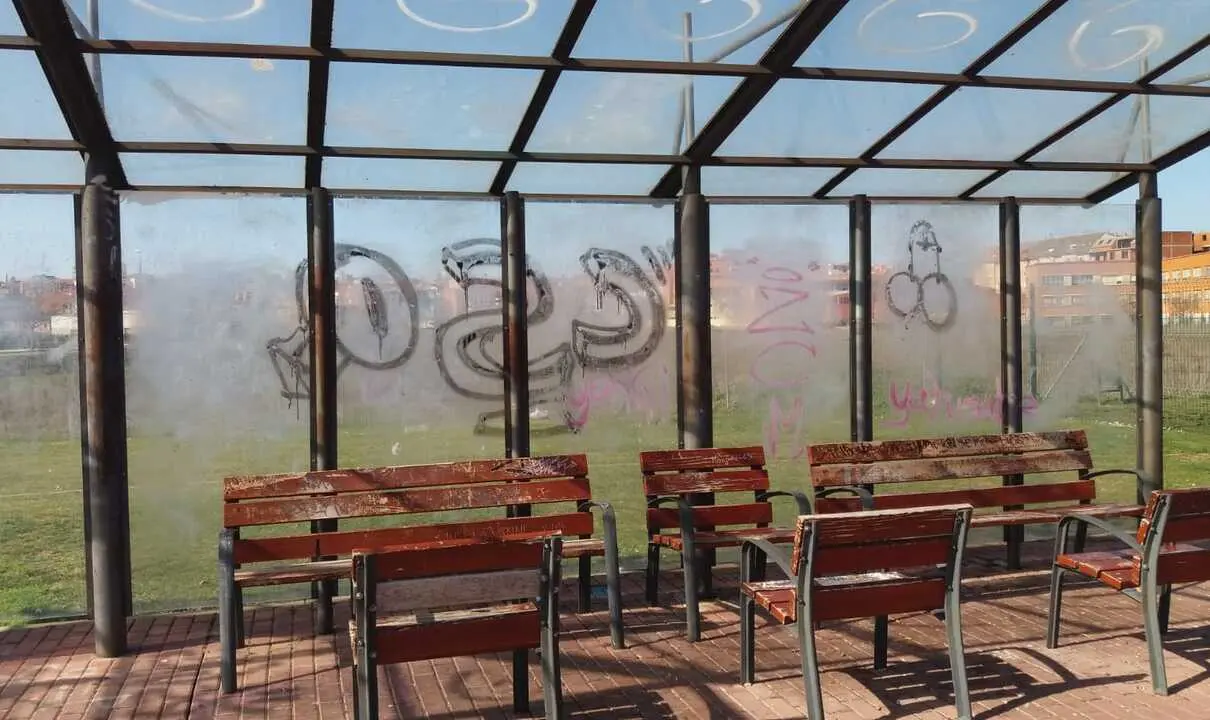 Imagen de archivo de una marquesina vandalizada en Benavente