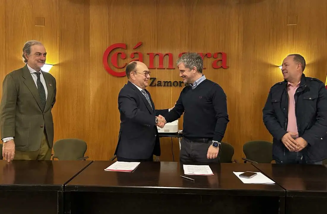 Enrique Oliveira Román, presidente de la Cámara y don Israel López Campos, presidente de la Junta Pro Semana Santa