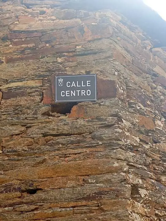 Ufones renueva señalizacion de sus calles