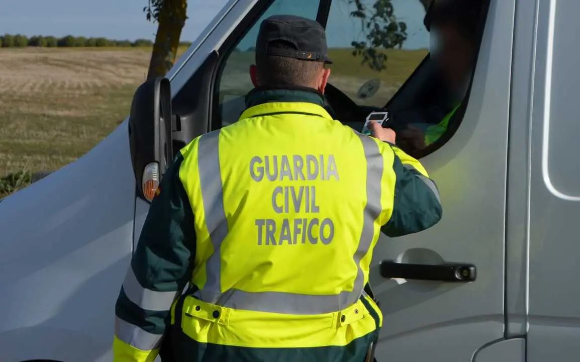 Guardia Civil detenidos por conducir sin carnet o bajo efectos del alcohol archivo