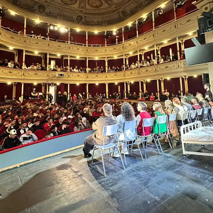 AECC y alumnos  de Zamora en la obra Un Monstruo viene a verme