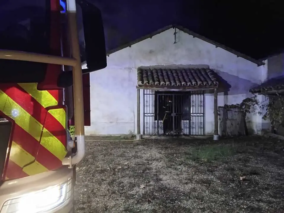 incendio vivienda en Valdescorriel  (1)