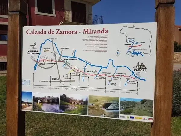 Señalización de la Calzada Mirandesa en Zamora. Imagen de archivo