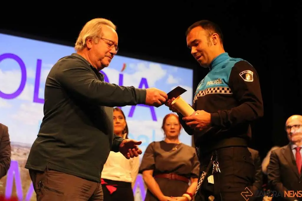 El alcalde entrega placa a un agente en el Día de la Policía Municipal