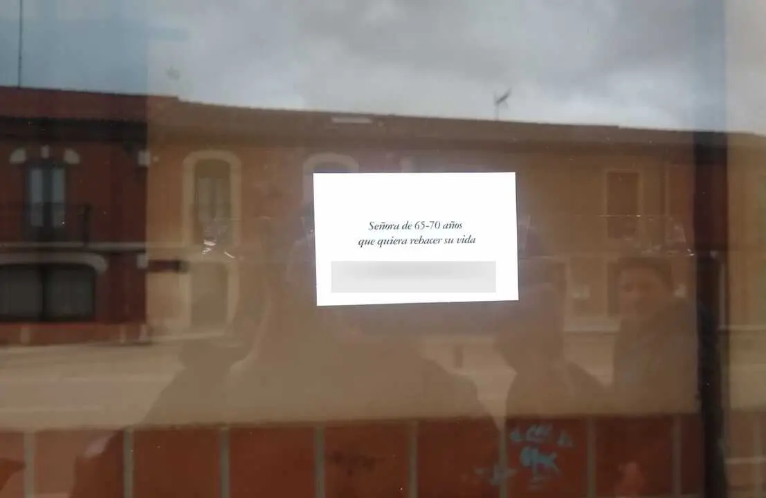 Anuncio en marquesina de Granja de Moreruela