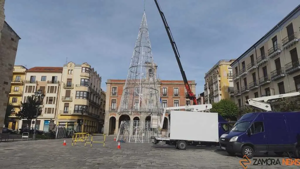 Montaje árbol de navidad Plaza Mayor 