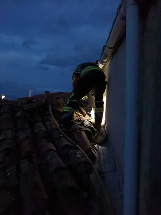 Un bombero interviene en la vivienda donde se produjo el incendio