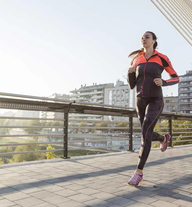 Mujer corriendo por una ciudad