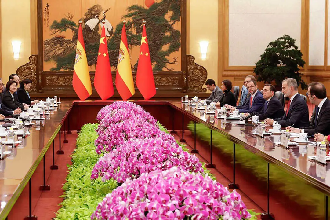 PEKÍN, 12/11/2025.- El rey Felipe VI y el presidente chino, Xi Jinping, acompañados de sus respectivas delegaciones, durante el encuentro bilateral que mantuvieron en Pekín. Ambos destacaron este miércoles la sólida amistad entre España y China y la relación de confianza que se profesan ambos países en la segunda jornada del viaje de Estado de los reyes a China. EFE/ Chema Moya
