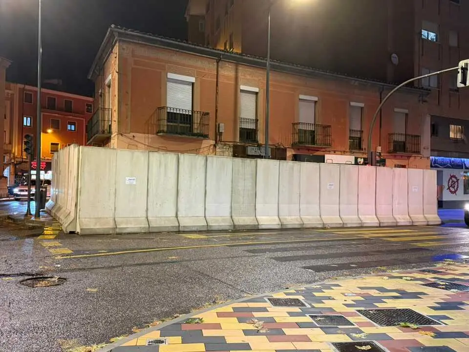Vista de los preparativos para demoler la casa en el barrio de San Lázaro