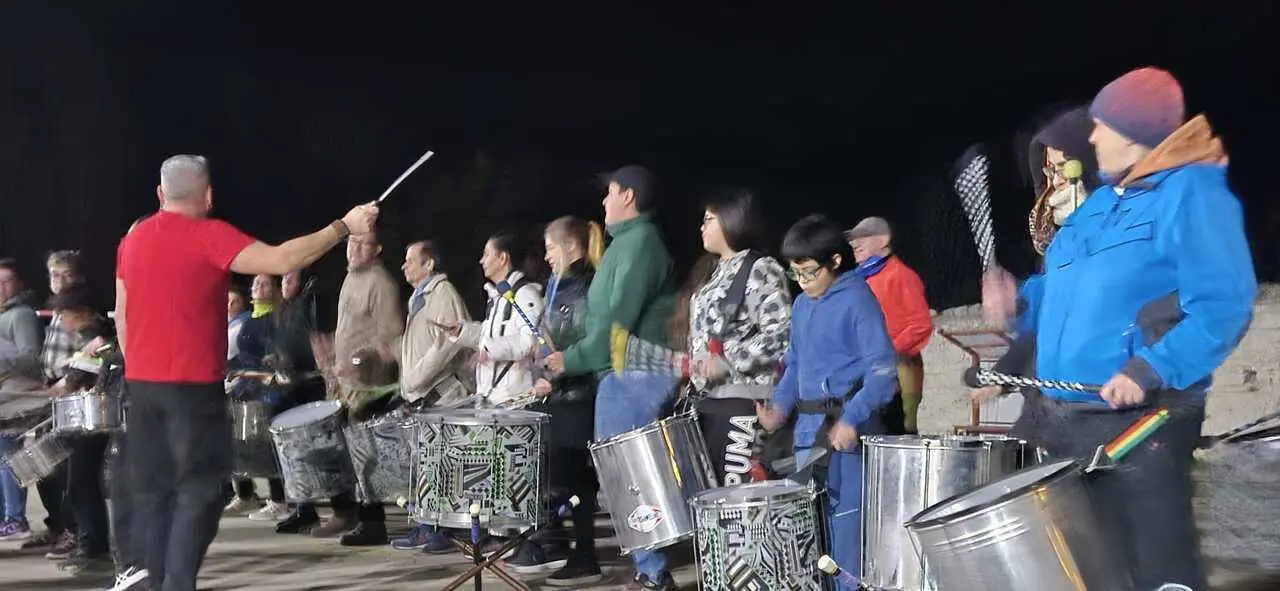 Grupo de Batucada ensaya en las antiguas escuelas de San Frontis