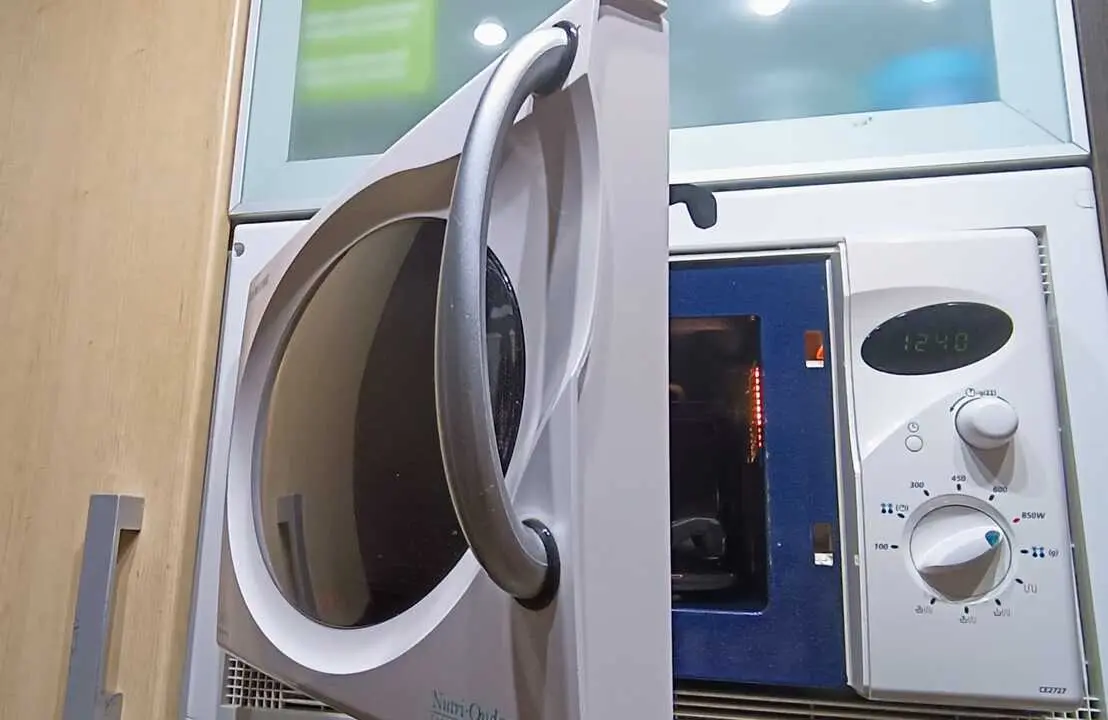 Microondas en la cocina de una vivienda