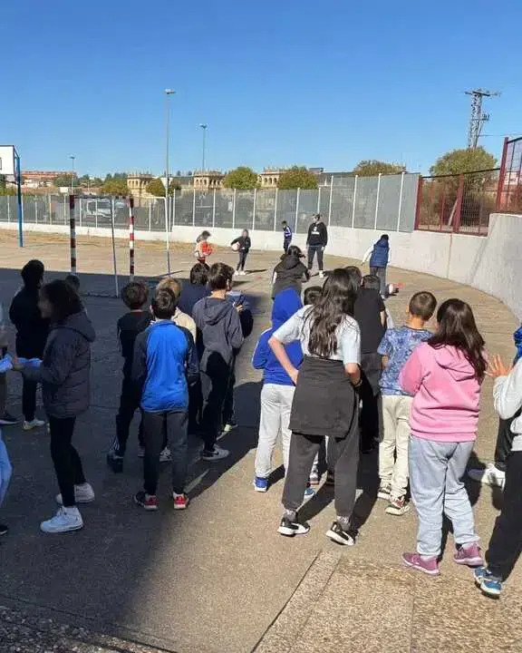 Baloncesto en el CEIP La Viña. Imagen de archivo