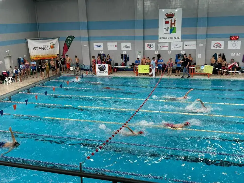 Competición piscina Los Almendros. Imagen de archivo