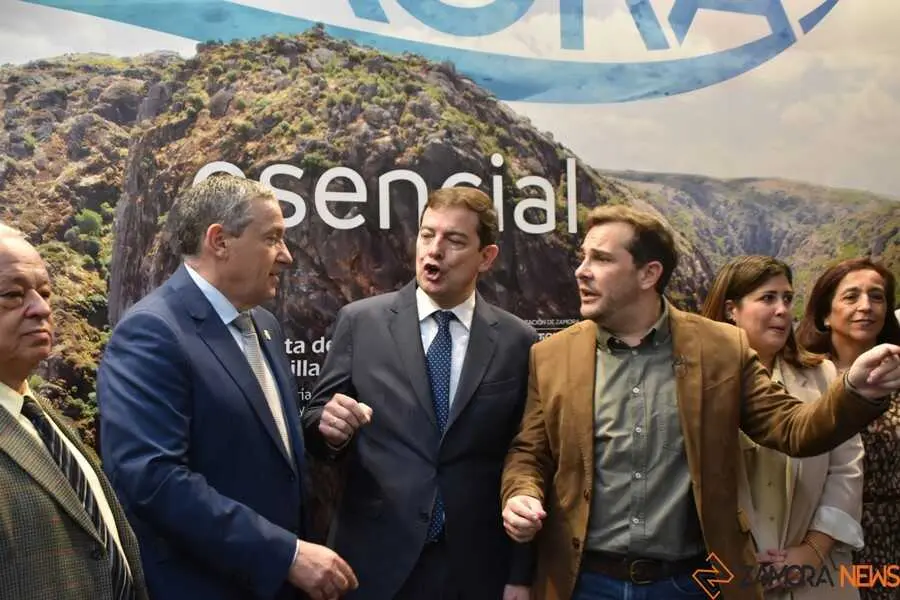 Mañueco visita el stand de Zamora en Intur 