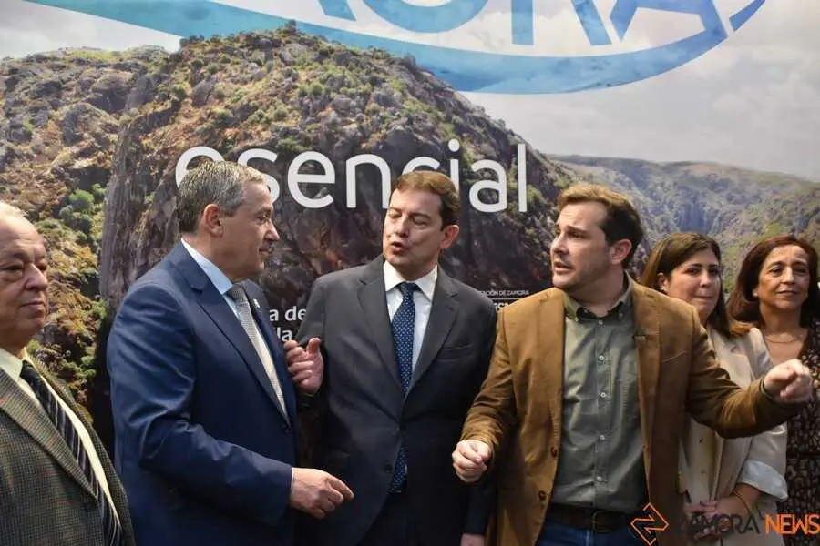 Mañueco visita el stand de Zamora en Intur _2