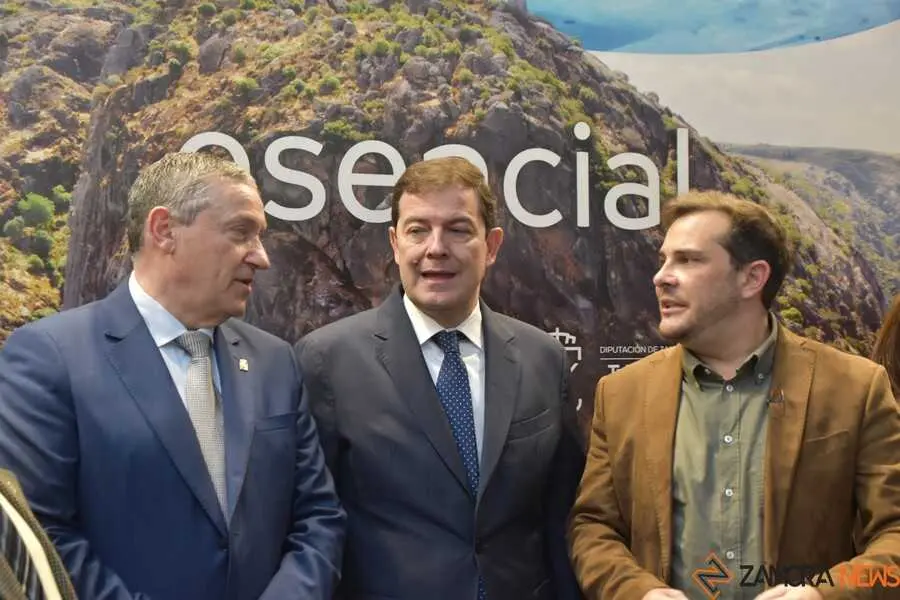 Mañueco visita el stand de Zamora en Intur _3