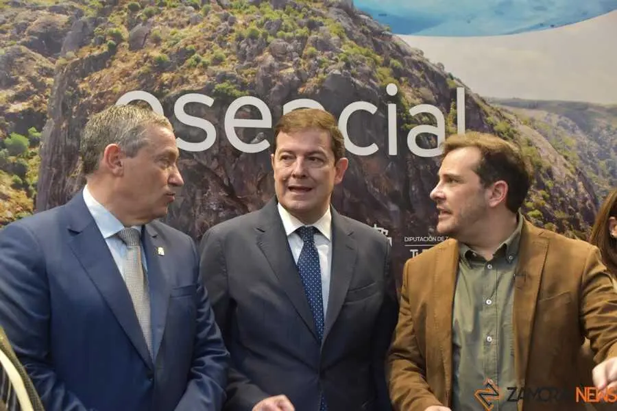 Mañueco visita el stand de Zamora en Intur _4