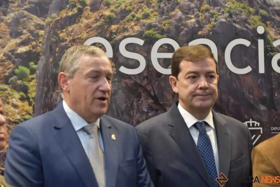 Mañueco visita el stand de Zamora en Intur _6