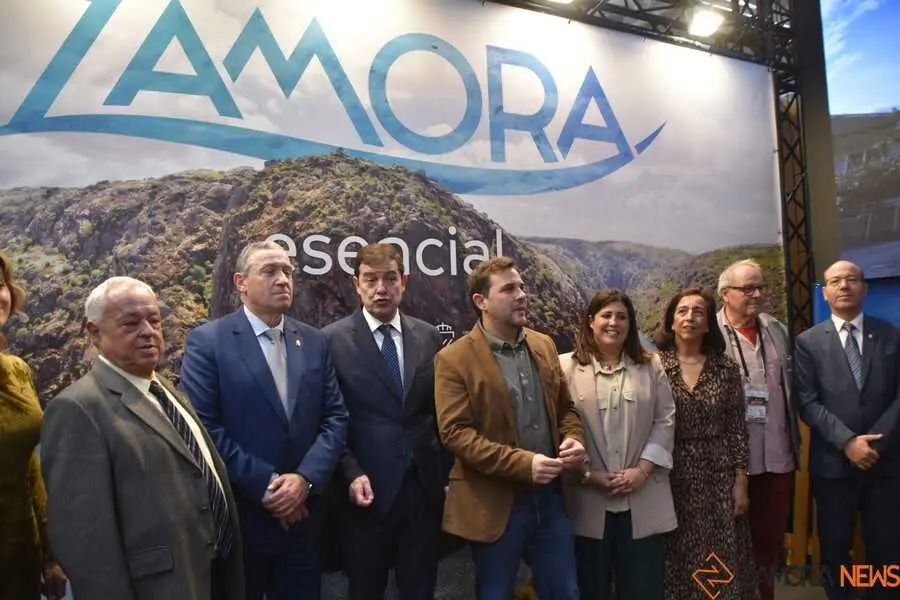 Mañueco visita el stand de Zamora en Intur _7