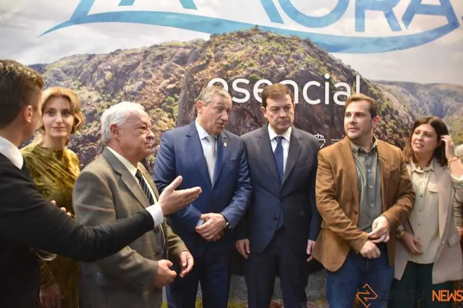 Mañueco visita el stand de Zamora en Intur _8