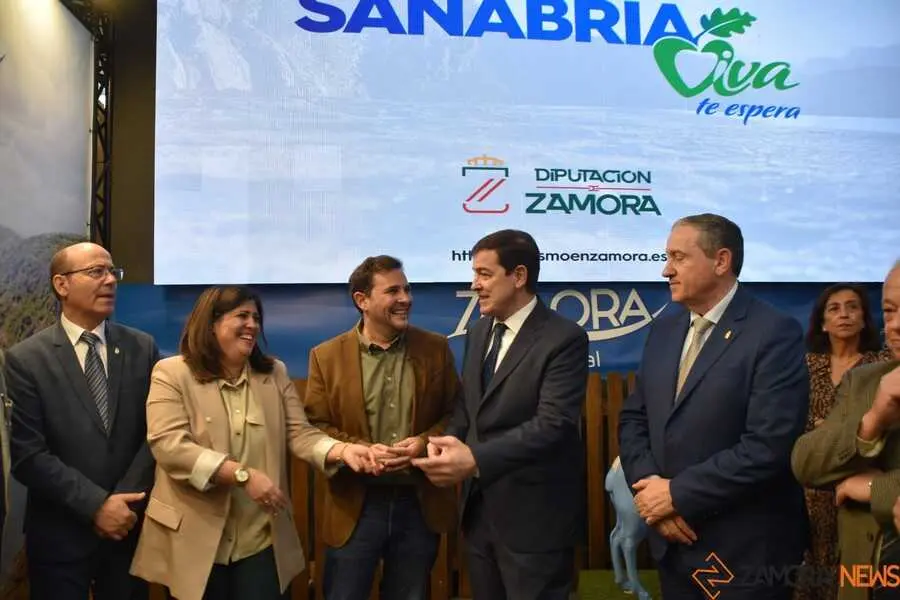 Mañueco visita el stand de Zamora en Intur _9