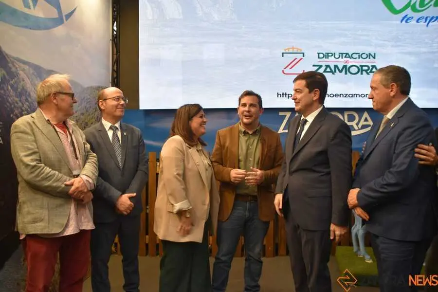 Mañueco visita el stand de Zamora en Intur _11