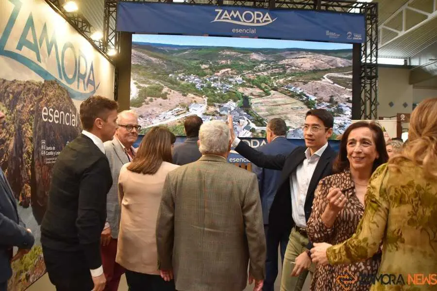 Mañueco visita el stand de Zamora en Intur _10