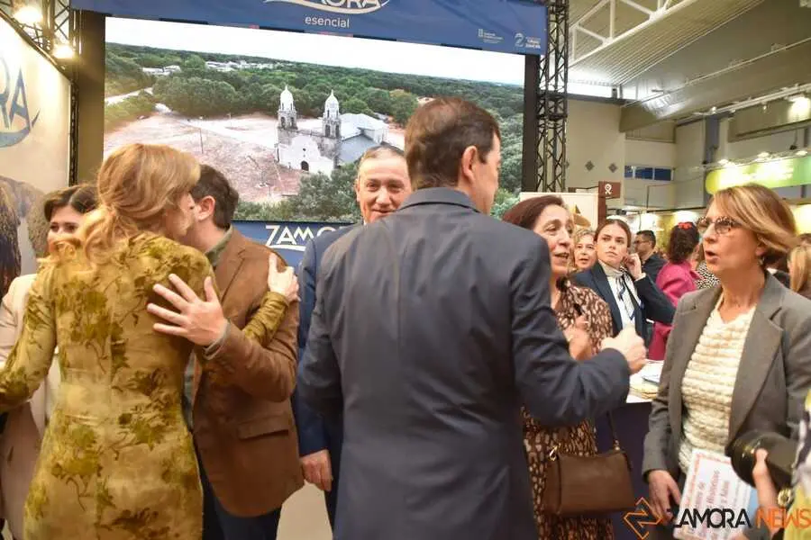 Mañueco visita el stand de Zamora en Intur _12