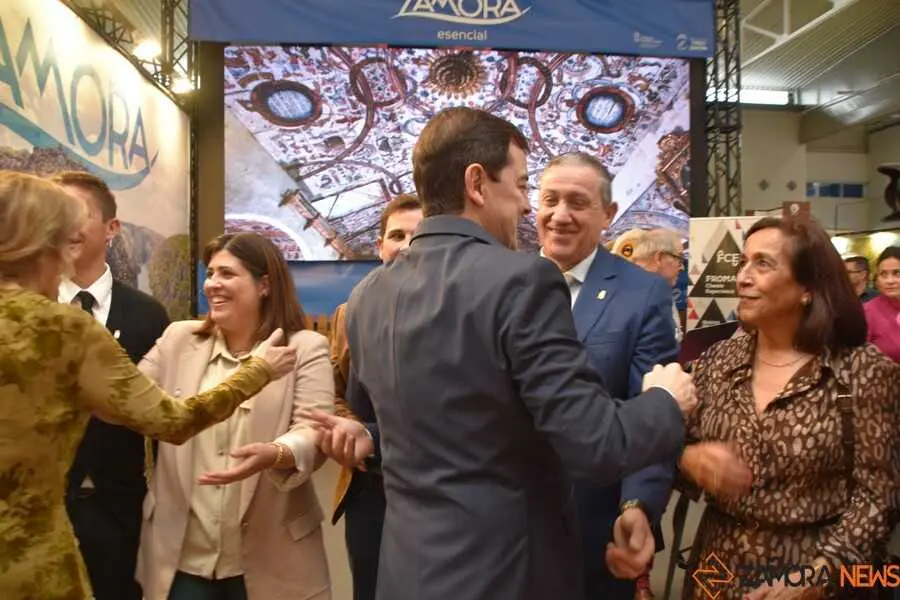 Mañueco visita el stand de Zamora en Intur _13