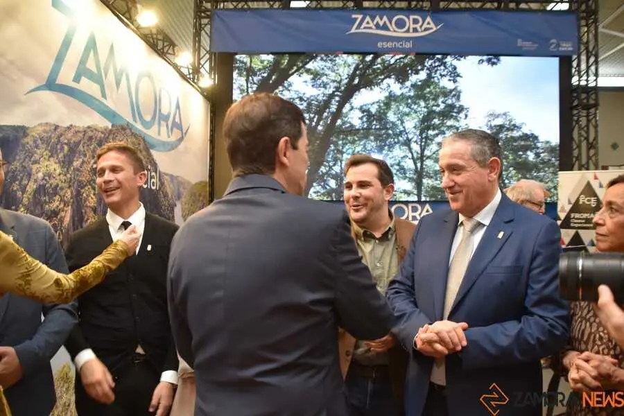 Mañueco visita el stand de Zamora en Intur _14