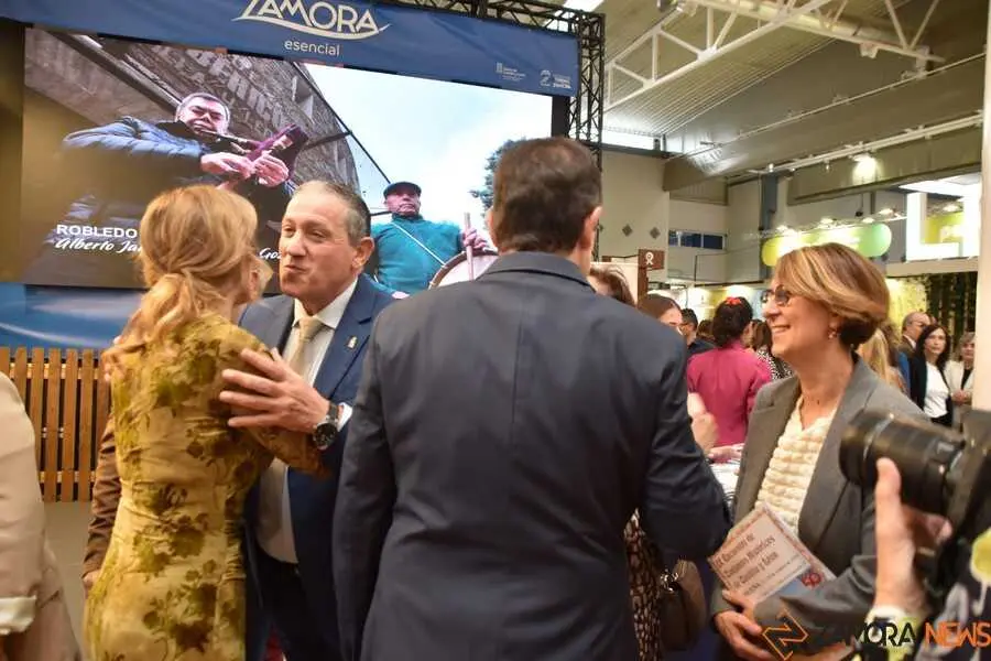 Mañueco visita el stand de Zamora en Intur _15