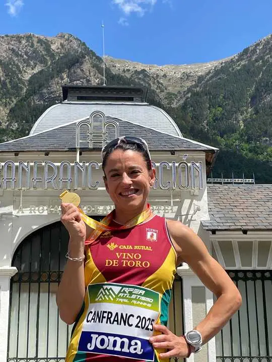 Verónica Sánchez muestra con medalla tras un triunfo