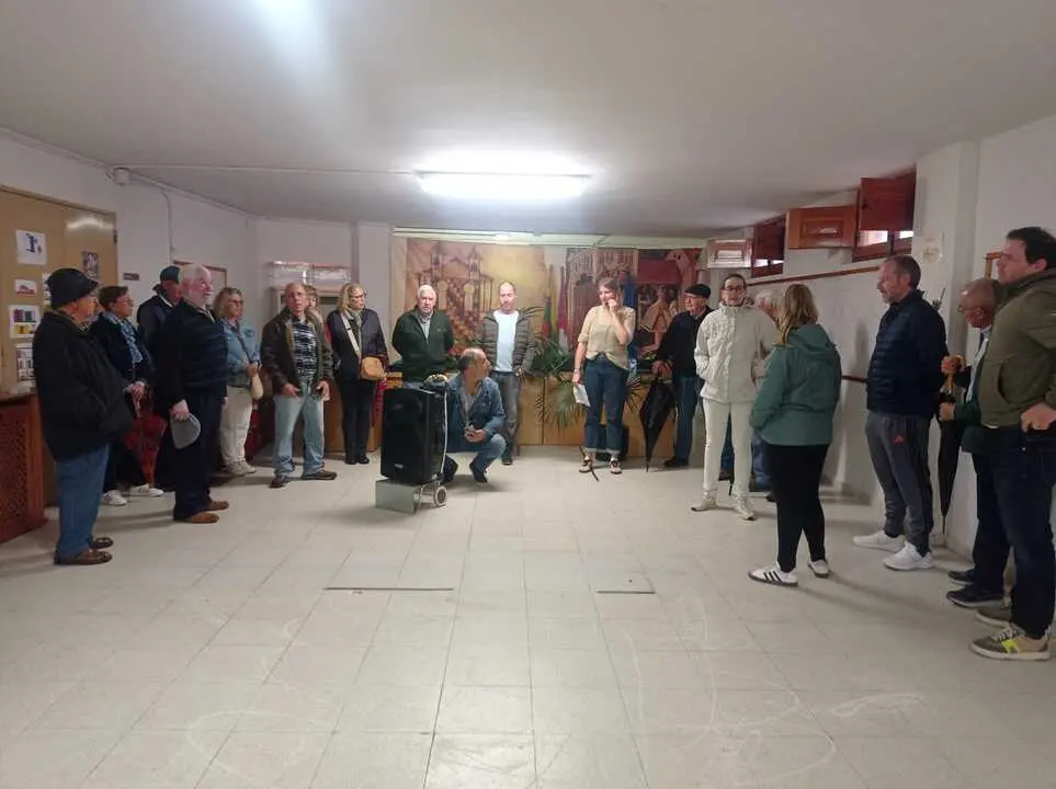 Los manifestantes en los bajos del Ayuntamiento