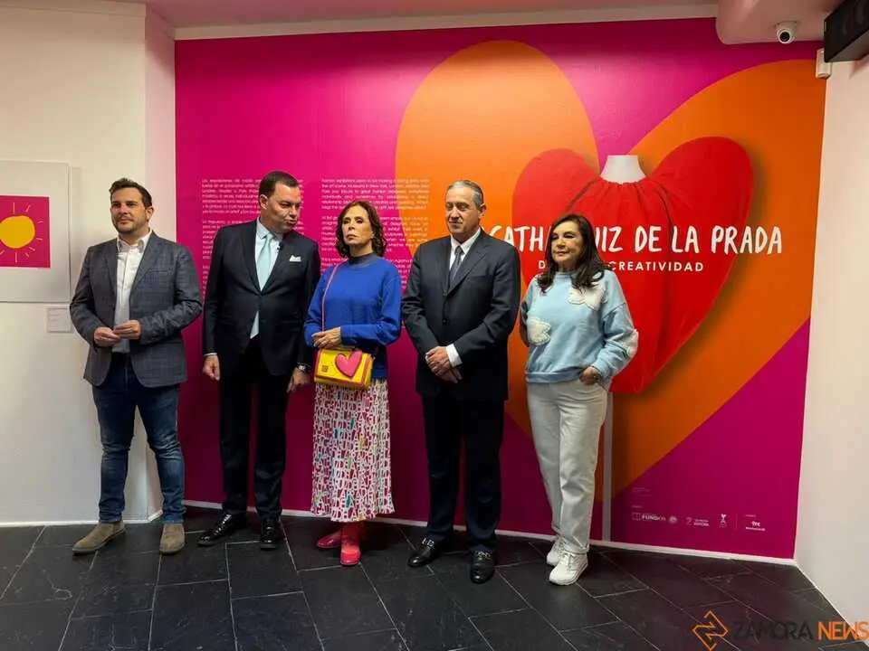 Agatha Ruiz de la Prada en Zamora, con el presidente de la Diputación; el director de Fundos y la comisaria de la exposición, Marisa Oropesa