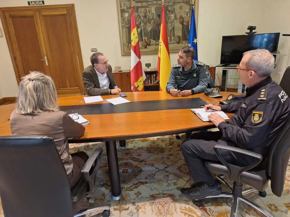 El subdelegado durante la reunión con responsables de las FCSE