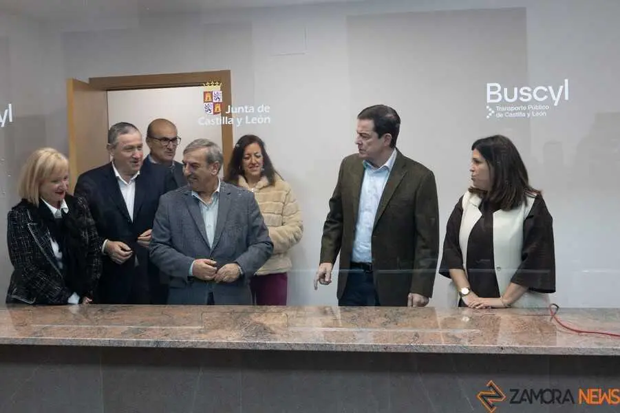 Mañueco visita la estación de autobús de Benavente _3