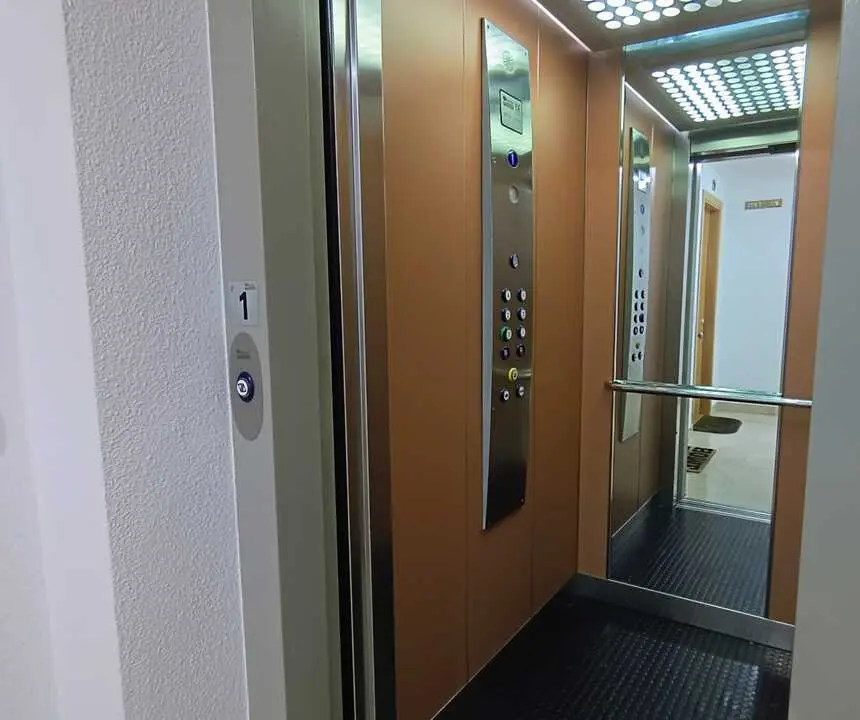 Ascensor en un edficio de Zamora