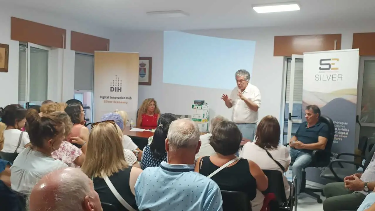 Manuel Franco explica el proyecto a los vecinos en el Ayuntamiento de Granja