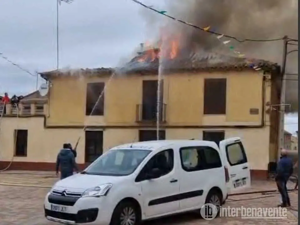 Incndio en una vivienda den Fuentes de Ropel. IMAGEN INTERBENAVENTE