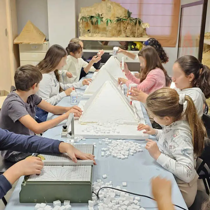 III Curso de Belenes Hermandad de la Tercers Caída - imagen redes