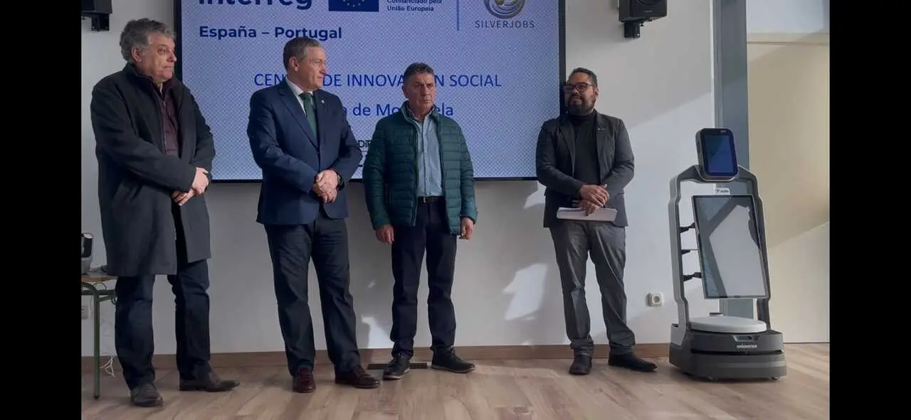 El presidente de la Diputación flanqueado por el alcalde de Granja y el psiquiatra Manuel Franco