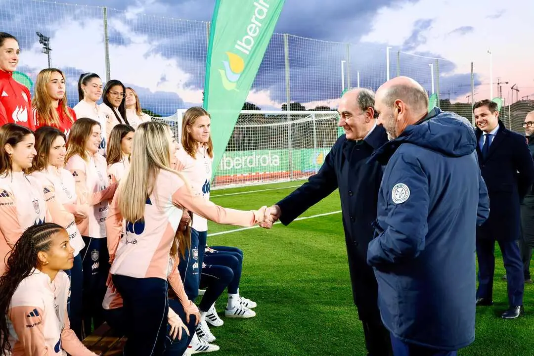 2025-11-25. El presidente de Iberdrola, Ignacio Galán, saluda a las jugadoras en la Ciudad del Fútbol de Las Rozas