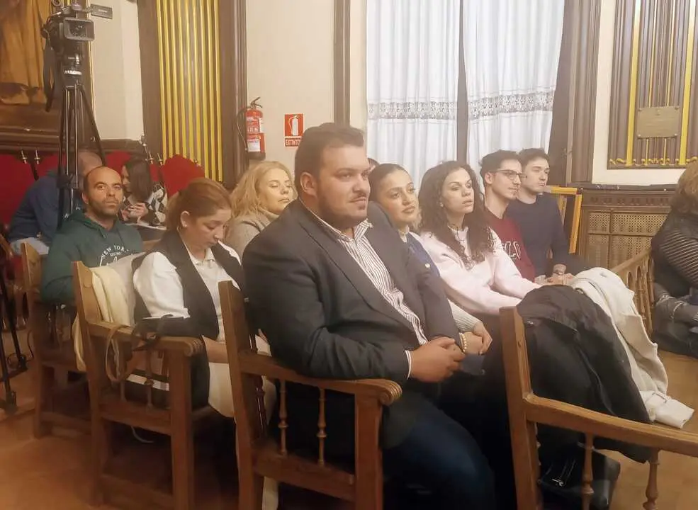 Gitanos en el pleno entre.ellos el parlamentario Carlos Fernández Herrera