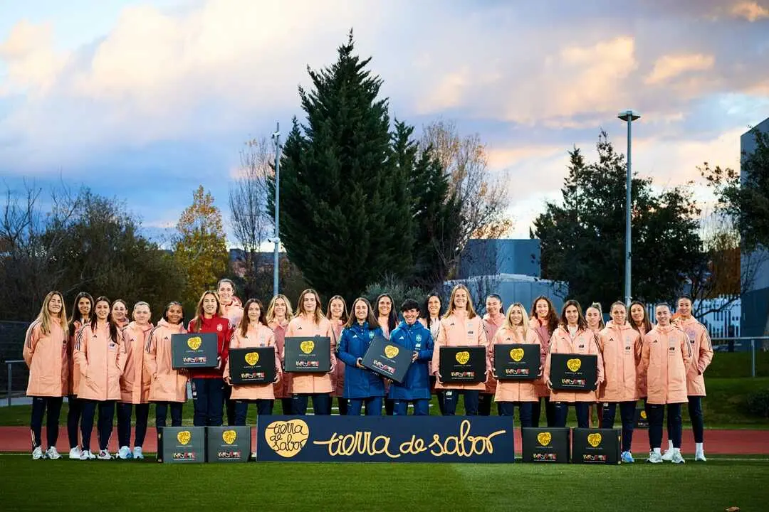 Entrega lotes Tierra de Sabor a la selección femenina de fútbol