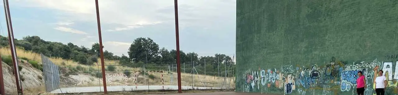 frontón y pista de fútbol en Carbajosa de Alba