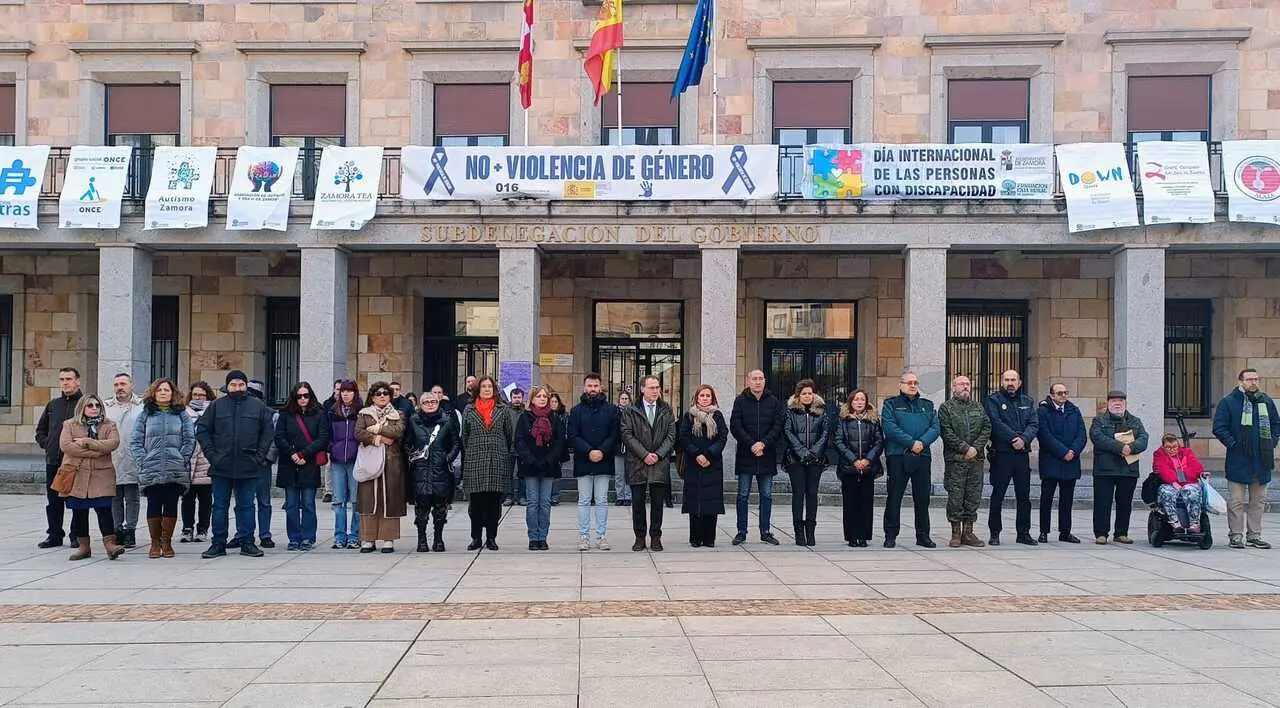 Minuto de silencio frente a la Subdelegación del Gobierno