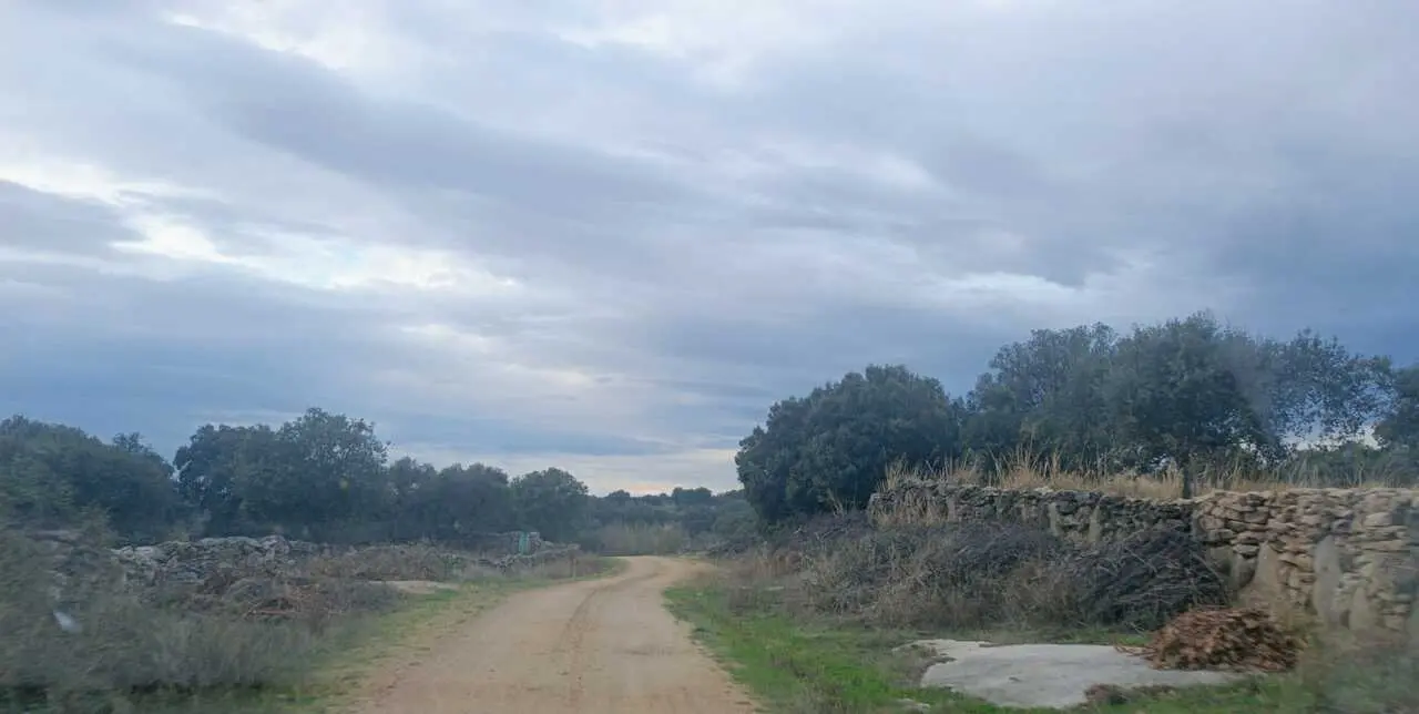 Acceso a la ruta de las minas en Pino del Oro